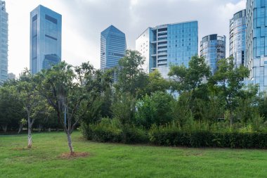 Şangay 'da modern bina geçmişi olan şehir parkı.