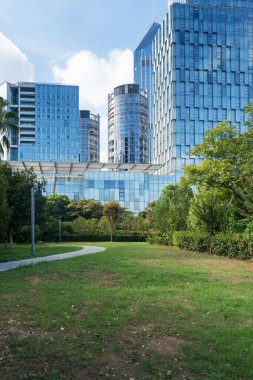 Şangay 'da modern bina geçmişi olan şehir parkı.