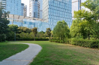 Şangay 'da modern bina geçmişi olan şehir parkı.