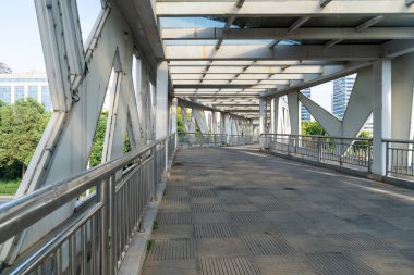 Yaya köprüsünün içinde.