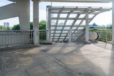 Yaya köprüsünün içinde.