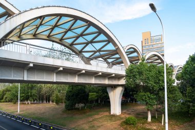 Mavi gökyüzüne karşı yaya köprüsü