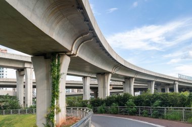 Şehirdeki üst geçidin altında beton yapı ve asfalt yol alanı