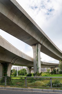 Büyük bir otoban üstgeçidine ve Blue Sky 'a bakıyorum.