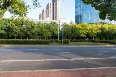 Şehirdeki boş şehir yolu ve binalar