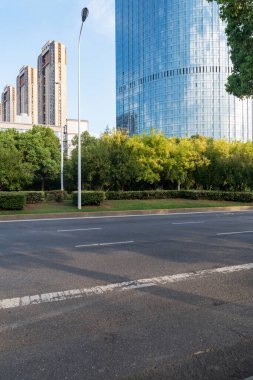 Şehirdeki boş şehir yolu ve binalar