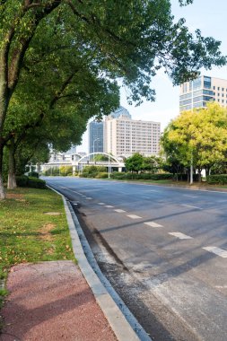 Şehirdeki boş şehir yolu ve binalar