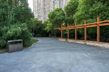 Bahar Parkı ve modern şehir