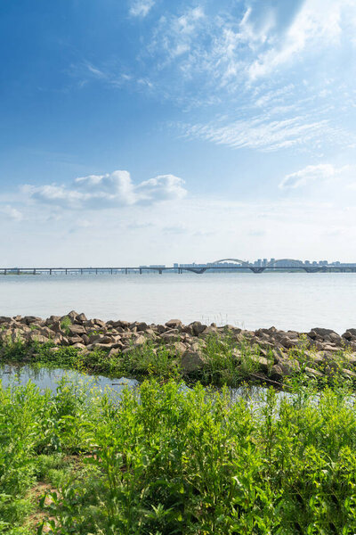 Мост в Наньчане, Китай, охватывает реку Ганьцзян и городской пейзаж Наньчан