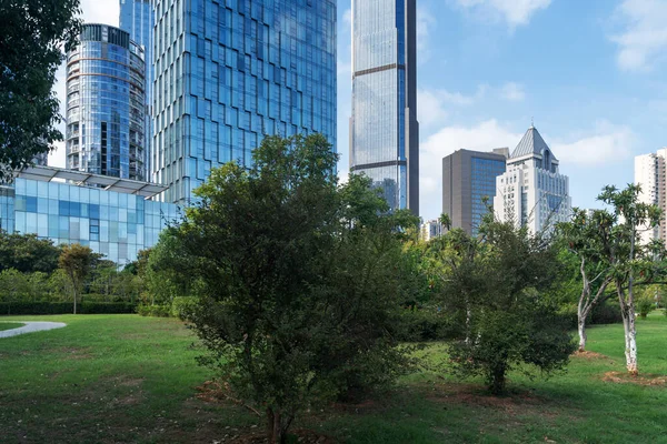 Şangay 'da modern bina geçmişi olan şehir parkı.