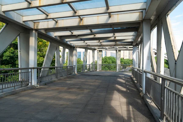 Yaya köprüsünün içinde.