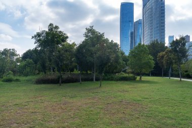 Şangay 'da modern bina geçmişi olan şehir parkı.