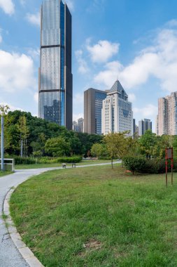 Şangay 'da modern bina geçmişi olan şehir parkı.