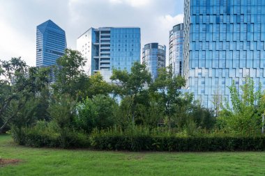 Şangay 'da modern bina geçmişi olan şehir parkı.