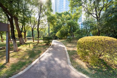 Modern şehirde yürüyüş yolu