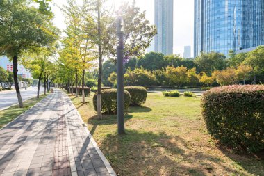 Modern şehirde yürüyüş yolu