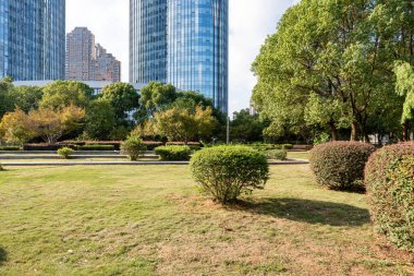 Şangay 'da modern bina geçmişi olan şehir parkı.