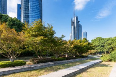 Şangay 'da modern bina geçmişi olan şehir parkı.