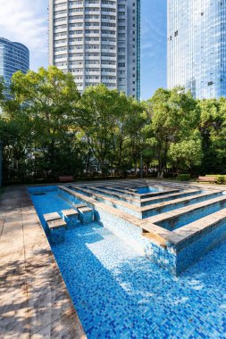 Şangay 'da modern bina geçmişi olan şehir parkı.