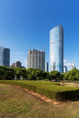 Şangay 'da modern bina geçmişi olan şehir parkı.