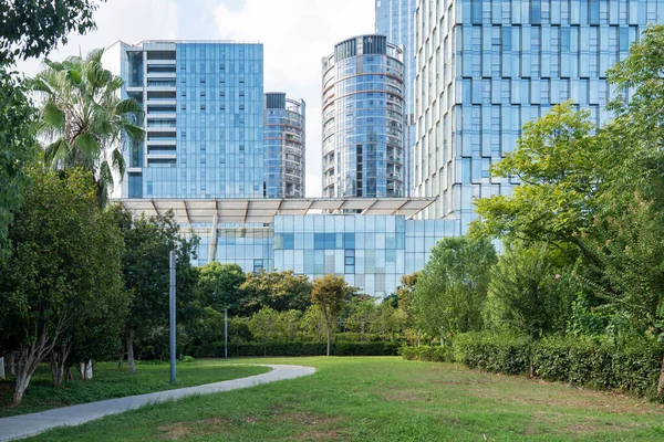 Şangay 'da modern bina geçmişi olan şehir parkı.