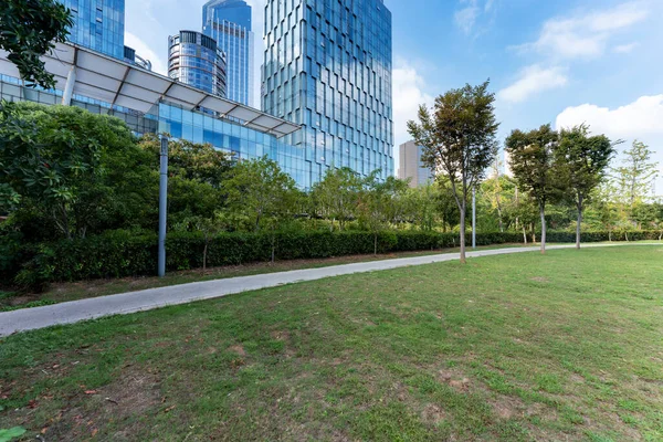 Şangay 'da modern bina geçmişi olan şehir parkı.