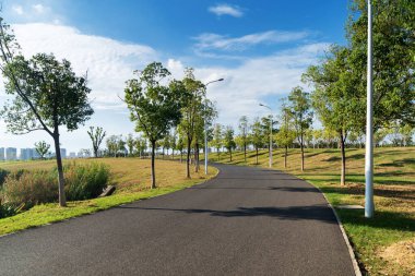 Şehirdeki boş şehir yolu ve binalar