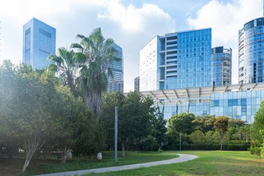 Şangay 'da modern bina geçmişi olan şehir parkı.