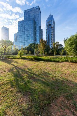 Şangay 'da modern bina geçmişi olan şehir parkı.