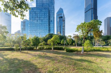Şangay 'da modern bina geçmişi olan şehir parkı.