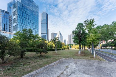 Şangay 'da modern bina geçmişi olan şehir parkı.