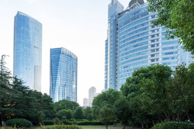 Şangay 'da modern bina geçmişi olan şehir parkı.