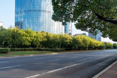 Şehirdeki boş şehir yolu ve binalar