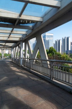 Yaya köprüsünün içinde.