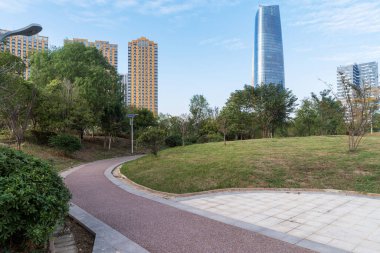 Bahar Parkı ve modern şehir