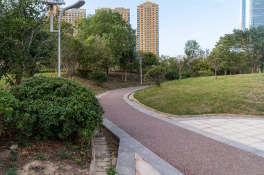 Modern şehirde yürüyüş yolu