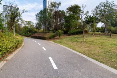 Şehirdeki boş şehir yolu ve binalar