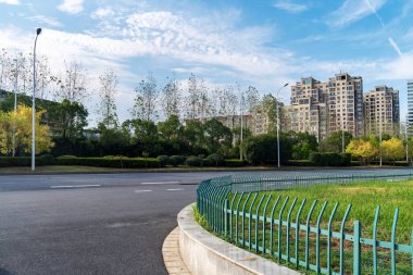 Şehirdeki boş şehir yolu ve binalar