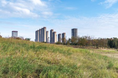 Bahar Parkı ve modern şehir