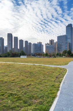 Şangay 'da modern bina geçmişi olan şehir parkı.