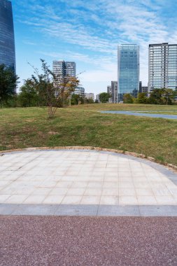 Şangay 'da modern bina geçmişi olan şehir parkı.