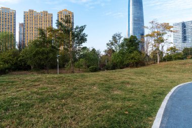 Şangay 'da modern bina geçmişi olan şehir parkı.