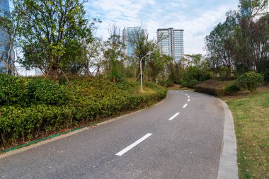 Şehirdeki boş şehir yolu ve binalar