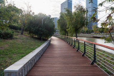 Modern şehirde yürüyüş yolu