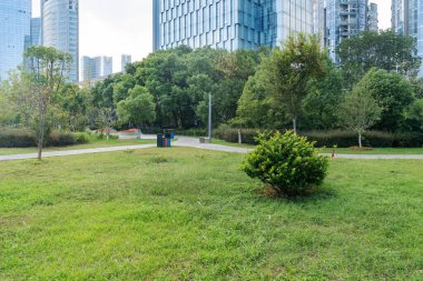 Şangay 'da modern bina geçmişi olan şehir parkı.