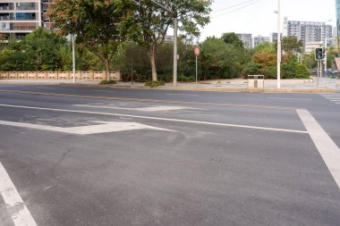 Şehirdeki boş şehir yolu ve binalar