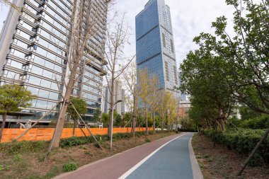 Modern şehirde yürüyüş yolu