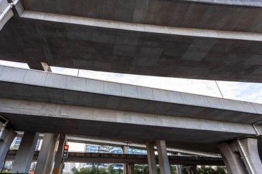 Büyük bir otoban üstgeçidine ve Blue Sky 'a bakıyorum.