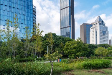 Şangay 'da modern bina geçmişi olan şehir parkı.