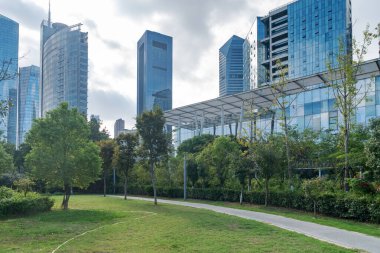 Şangay 'da modern bina geçmişi olan şehir parkı.